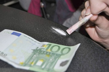 Persoane bănuite de trafic de droguri, depistate de poliţişti